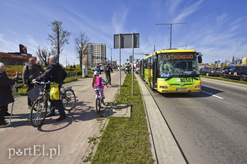 Autobus uderzył w rowerzystę, to już trzecie potrącenie w tym dniu! zdjęcie nr 199349