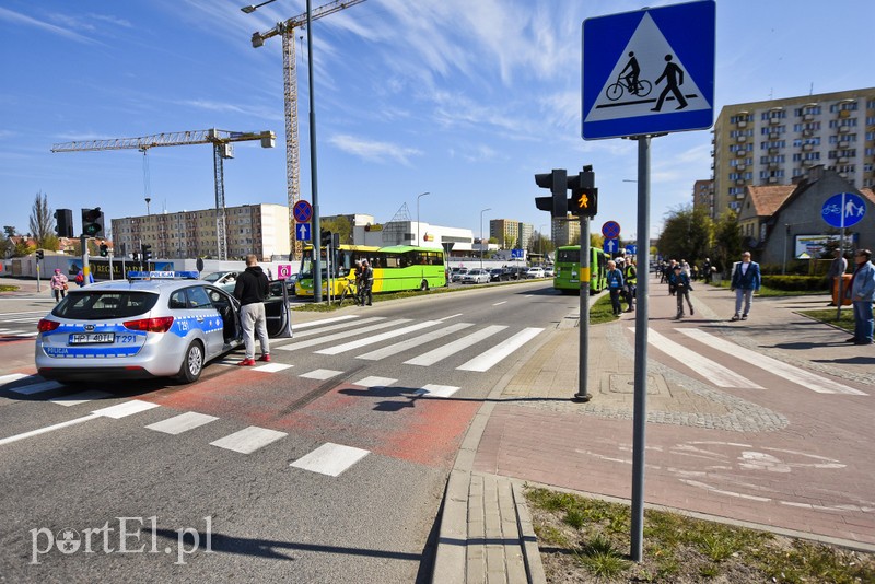 Autobus uderzył w rowerzystę, to już trzecie potrącenie w tym dniu! zdjęcie nr 199360