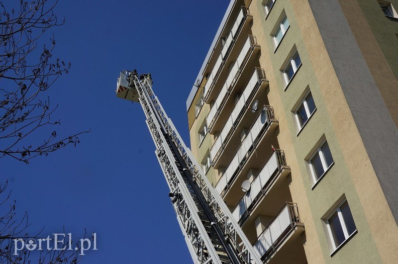 Pożar w wieżowcu przy Lotniczej zdjęcie nr 200163