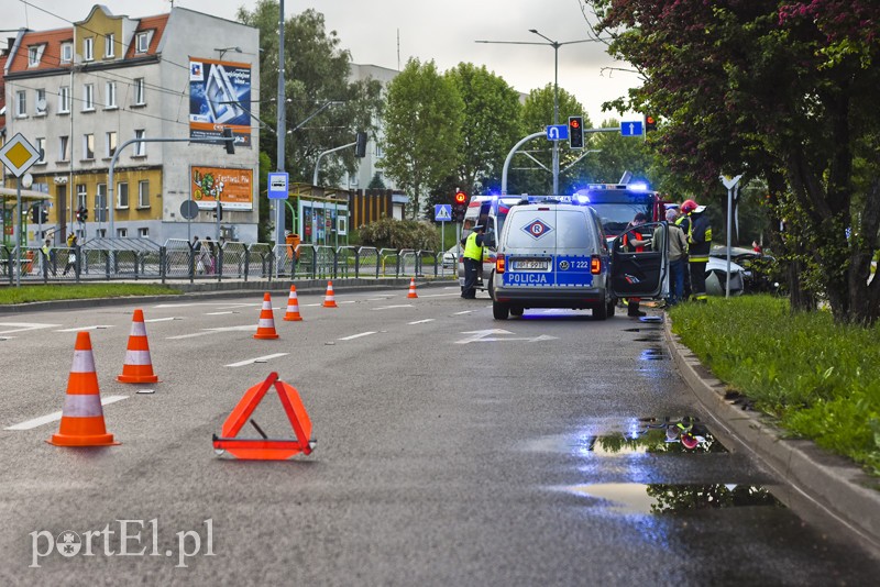 Ford uderzył w drzewo na ul. Płk. Dąbka zdjęcie nr 201939