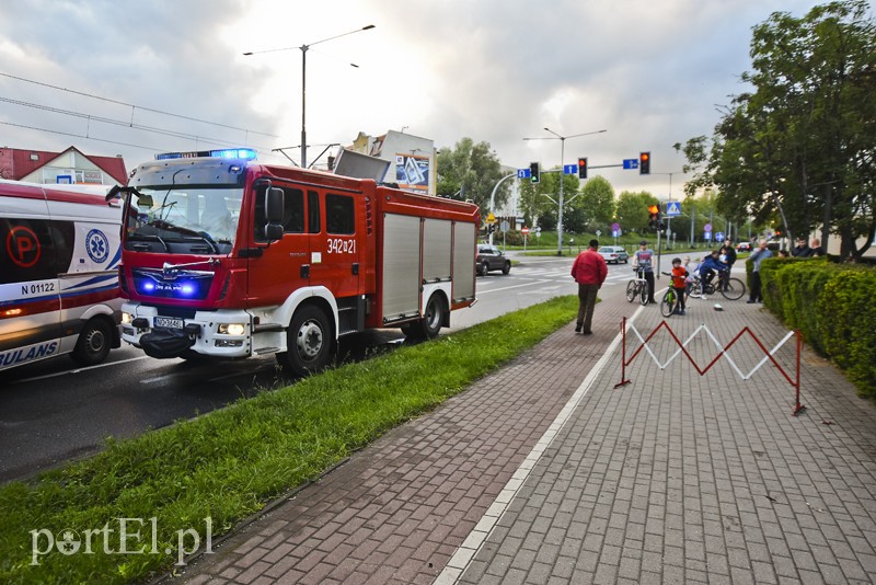 Ford uderzył w drzewo na ul. Płk. Dąbka zdjęcie nr 201940