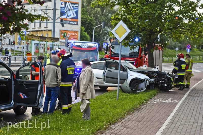 Ford uderzył w drzewo na ul. Płk. Dąbka zdjęcie nr 201941