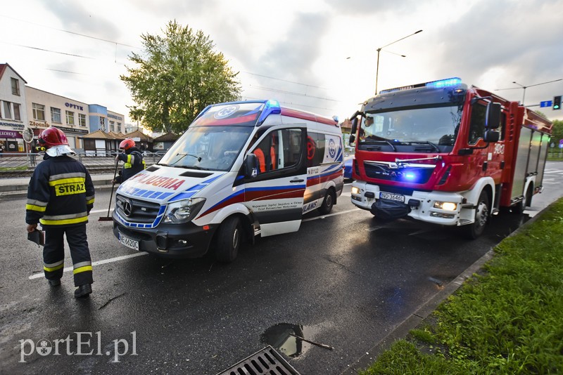 Ford uderzył w drzewo na ul. Płk. Dąbka zdjęcie nr 201938