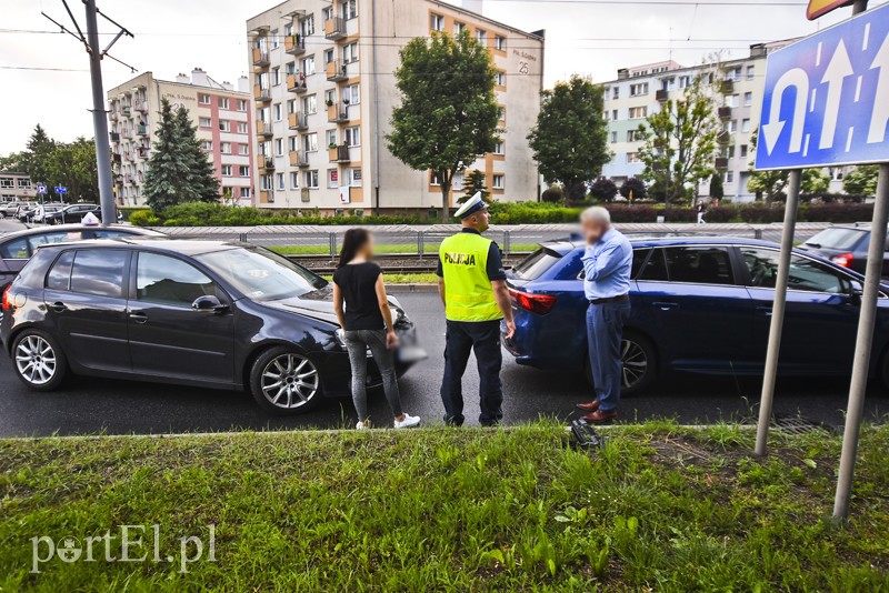 Ford uderzył w drzewo na ul. Płk. Dąbka zdjęcie nr 201942