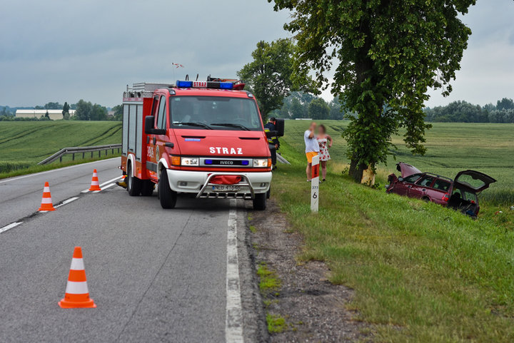 Opel uderzył w drzewo zdjęcie nr 203344