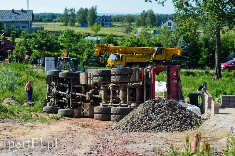 W Przezmarku przewróciła się ciężarówka zdjęcie nr 203581