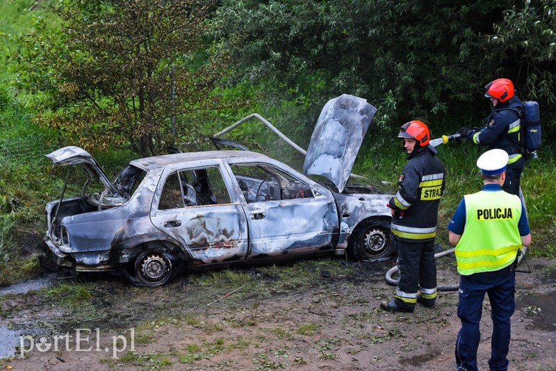 Porzucony nissan spłonął pod trasą S22 zdjęcie nr 203757