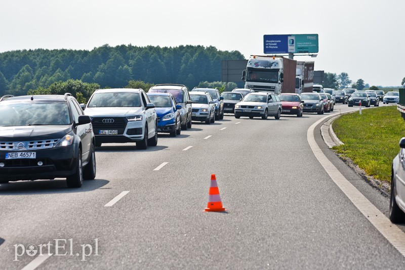 Wypadek na S7. Auto dostawcze uderzyło w barierki zdjęcie nr 204318
