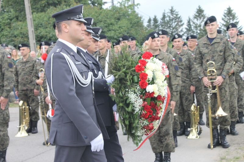 Mieszkańcy pamiętają o bohaterskim pilocie zdjęcie nr 205030