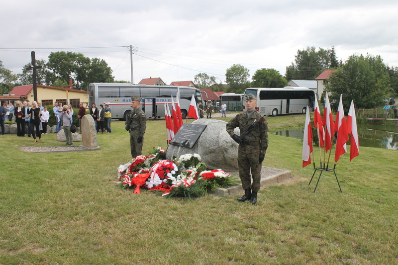 Mieszkańcy pamiętają o bohaterskim pilocie zdjęcie nr 205017