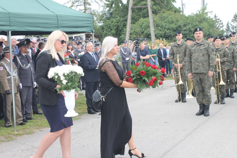 Mieszkańcy pamiętają o bohaterskim pilocie zdjęcie nr 205027