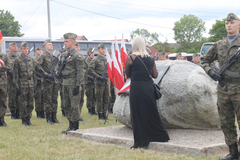 Mieszkańcy pamiętają o bohaterskim pilocie zdjęcie nr 205024