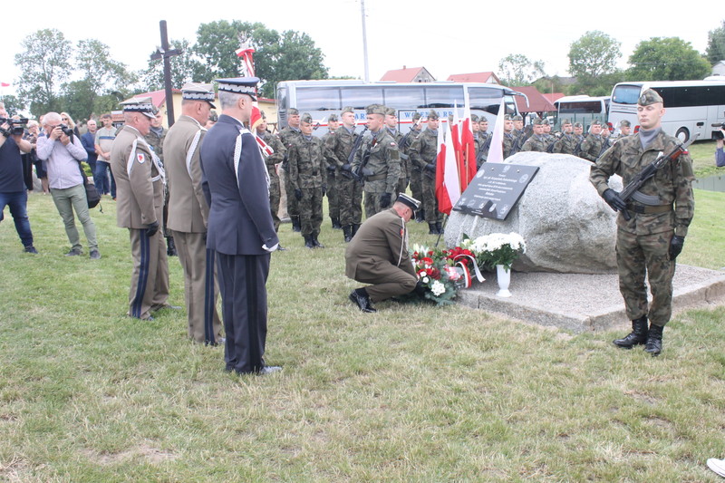 Mieszkańcy pamiętają o bohaterskim pilocie zdjęcie nr 205028