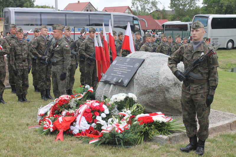 Mieszkańcy pamiętają o bohaterskim pilocie zdjęcie nr 205016