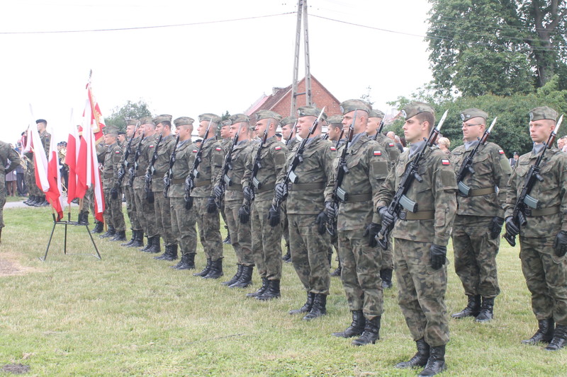 Mieszkańcy pamiętają o bohaterskim pilocie zdjęcie nr 205018