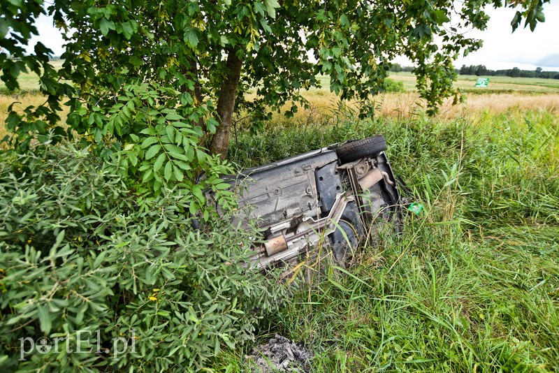 Wypadek w Jegłowniku, 2 mężczyzn trafiło do szpitala zdjęcie nr 205059