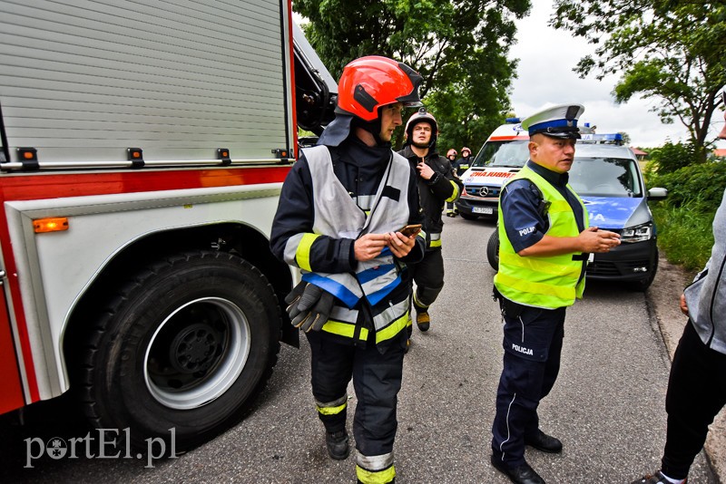 Wypadek w Jegłowniku, 2 mężczyzn trafiło do szpitala zdjęcie nr 205056