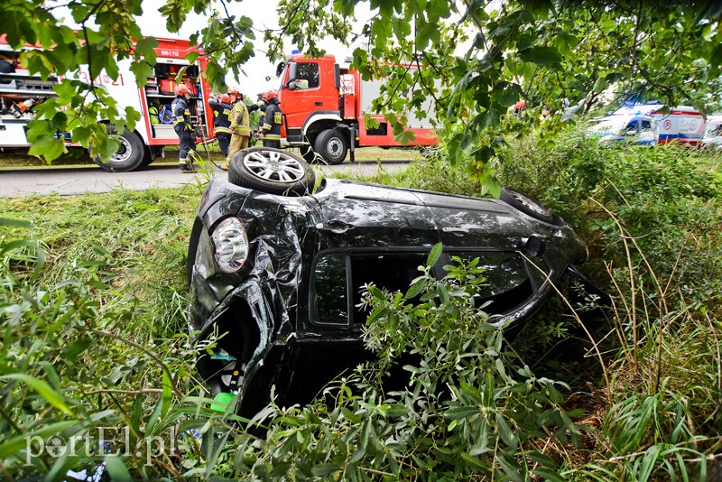 Wypadek w Jegłowniku, 2 mężczyzn trafiło do szpitala zdjęcie nr 205060