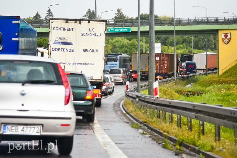 Wypadek na "siódemce". Kierowcy stoją w korku zdjęcie nr 205127