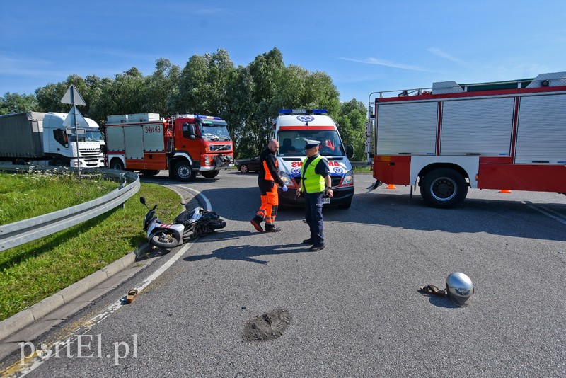 Opel wjechał w kobietę na skuterze zdjęcie nr 205188