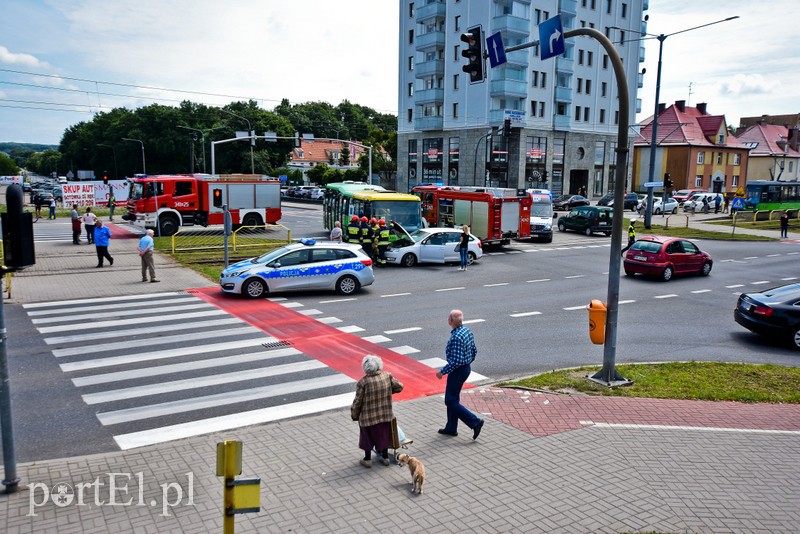 Autobus zderzył się z osobówką zdjęcie nr 205235
