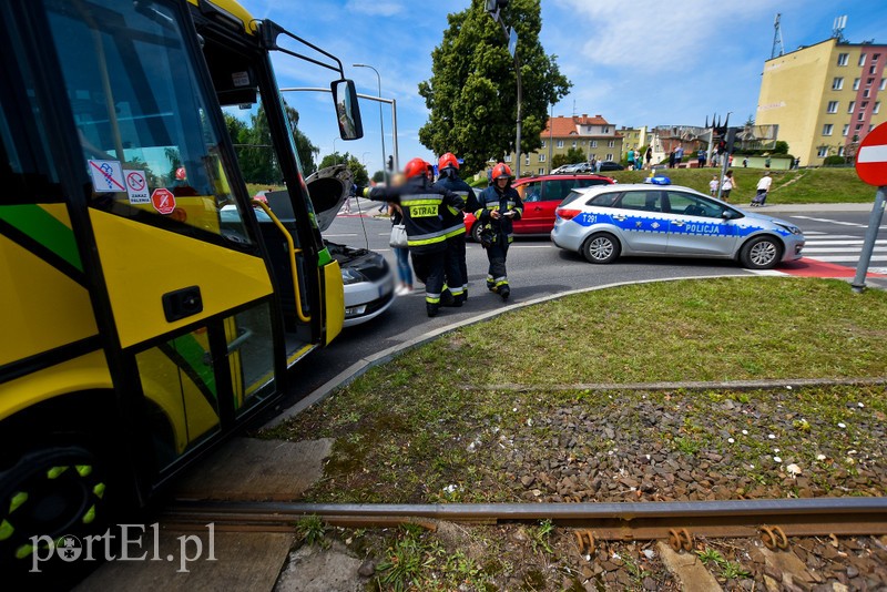 Autobus zderzył się z osobówką zdjęcie nr 205230