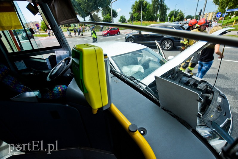 Autobus zderzył się z osobówką zdjęcie nr 205231