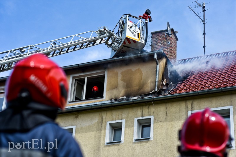 Pożar dachu budynku wielorodzinnego przy ul. Ogrodowej zdjęcie nr 205392