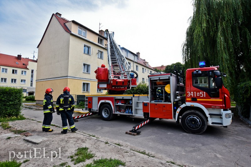 Pożar dachu budynku wielorodzinnego przy ul. Ogrodowej zdjęcie nr 205396