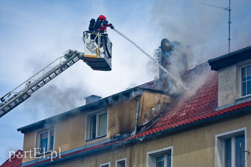 Pożar dachu budynku wielorodzinnego przy ul. Ogrodowej zdjęcie nr 205387