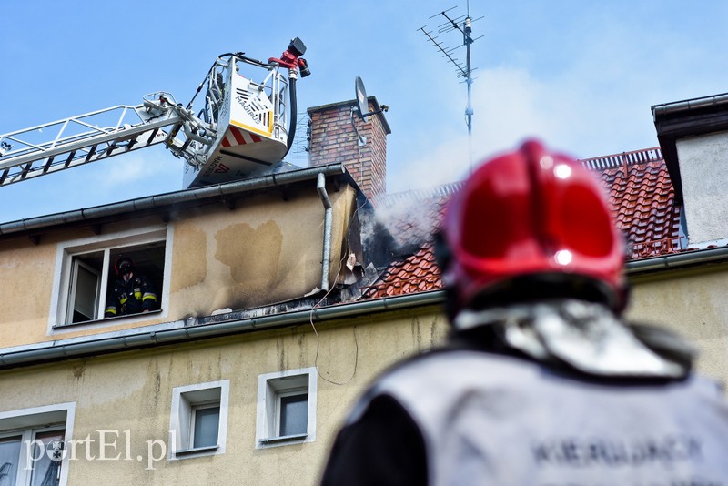 Pożar dachu budynku wielorodzinnego przy ul. Ogrodowej zdjęcie nr 205391