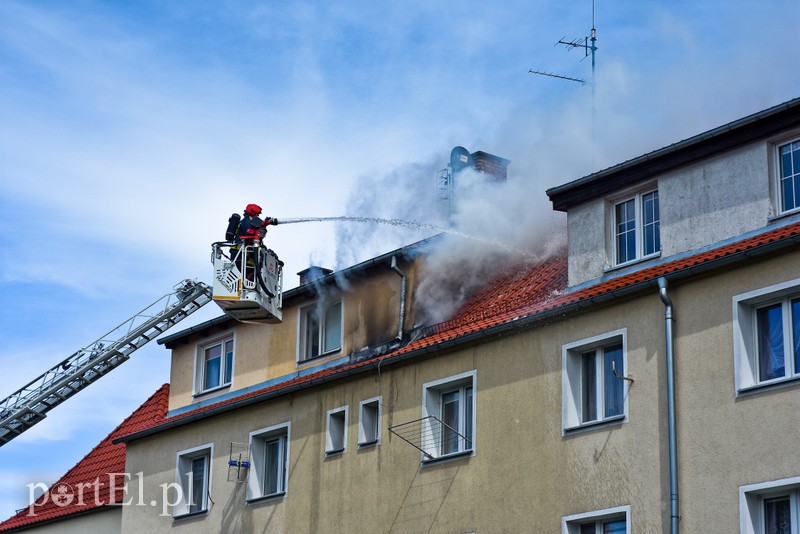 Pożar dachu budynku wielorodzinnego przy ul. Ogrodowej zdjęcie nr 205386