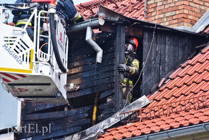 Pożar dachu budynku wielorodzinnego przy ul. Ogrodowej zdjęcie nr 205403
