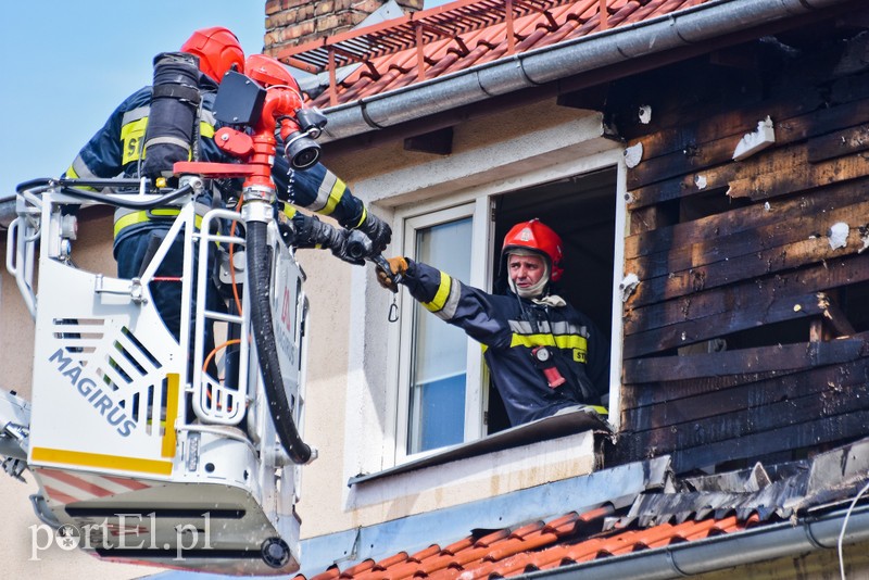 Pożar dachu budynku wielorodzinnego przy ul. Ogrodowej zdjęcie nr 205406