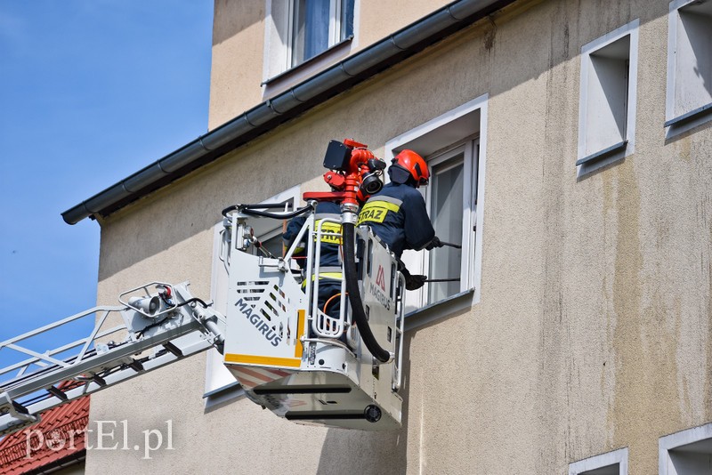 Pożar dachu budynku wielorodzinnego przy ul. Ogrodowej zdjęcie nr 205408