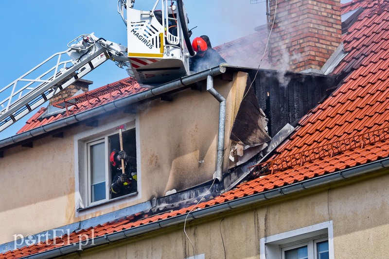 Pożar dachu budynku wielorodzinnego przy ul. Ogrodowej zdjęcie nr 205399