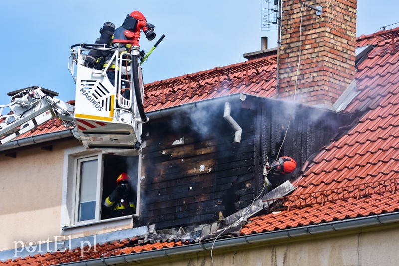 Pożar dachu budynku wielorodzinnego przy ul. Ogrodowej zdjęcie nr 205401