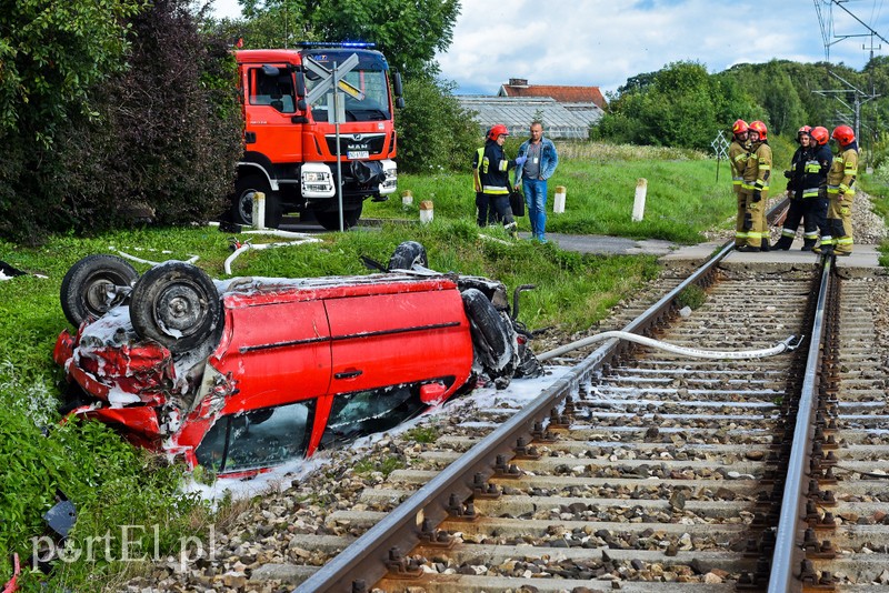 Wjechali pod pociąg, trzy osoby ranne zdjęcie nr 205810