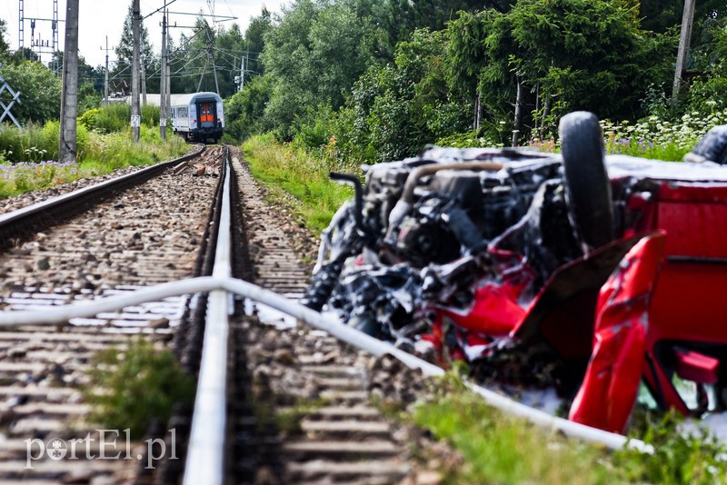 Wjechali pod pociąg, trzy osoby ranne zdjęcie nr 205808