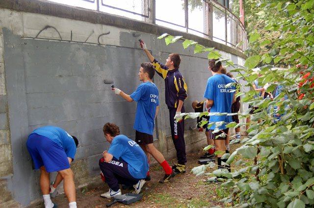 Pomalowali stadionowy mur zdjęcie nr 16562