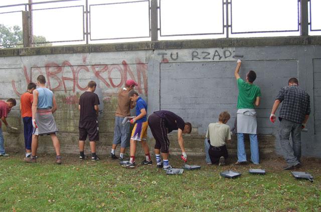 Pomalowali stadionowy mur zdjęcie nr 16566