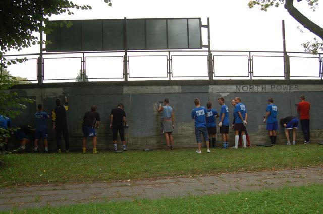 Pomalowali stadionowy mur zdjęcie nr 16559