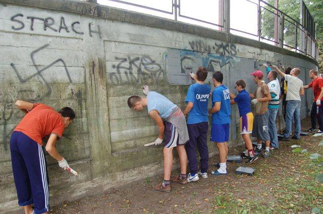 Pomalowali stadionowy mur zdjęcie nr 16564