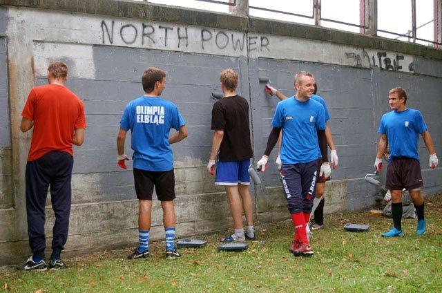 Pomalowali stadionowy mur zdjęcie nr 16557