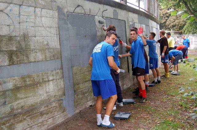 Pomalowali stadionowy mur zdjęcie nr 16555