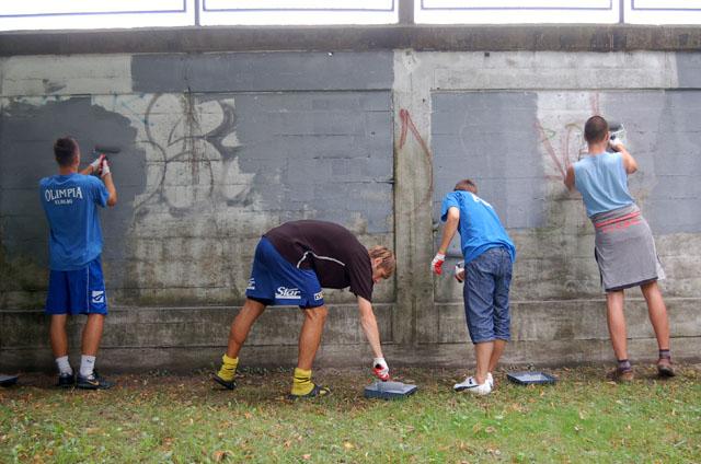 Pomalowali stadionowy mur zdjęcie nr 16556