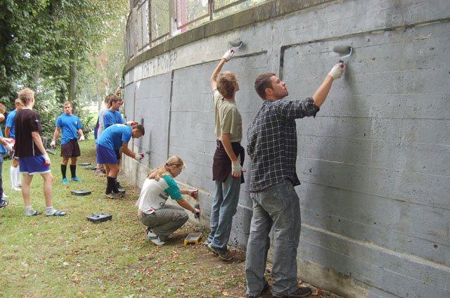 Pomalowali stadionowy mur zdjęcie nr 16560