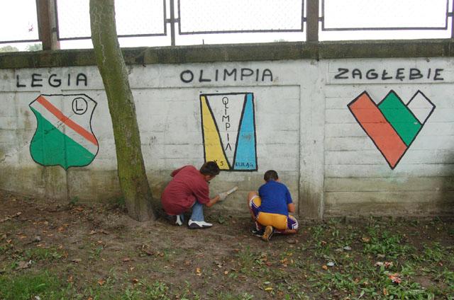 Pomalowali stadionowy mur zdjęcie nr 16551