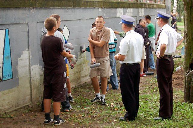 Pomalowali stadionowy mur zdjęcie nr 16575