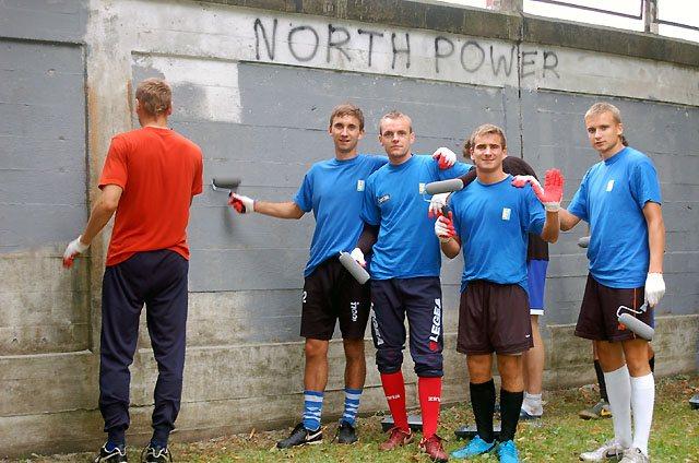 Pomalowali stadionowy mur zdjęcie nr 16558